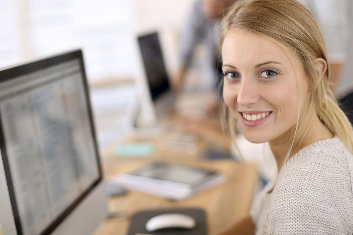 How to Hire Live Chat Agents Who Will Give Your Business an Edge